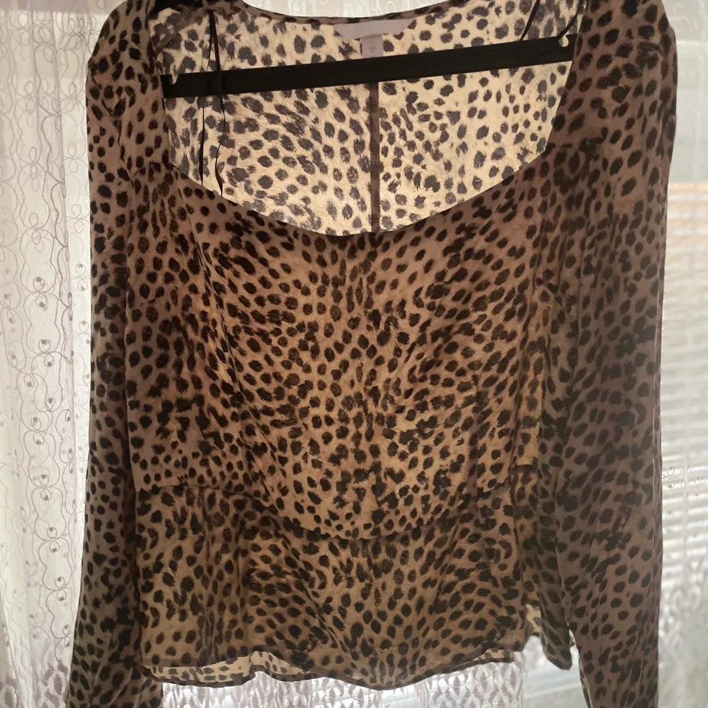Jättefin urringad leo tröja som jag köpt på hm. Aldrig använt!! XL men passar L/M utmärkt, beror lite på hur man vill att den ska sitta. Nypris 299kr och mitt pris är 100kr. Frakt tillkommer ⚡️🐆. Toppar.
