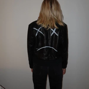 Sad face leather jacket 💙 - Cool läderjacka köpt secondhand och handmålad av oss! 🌱