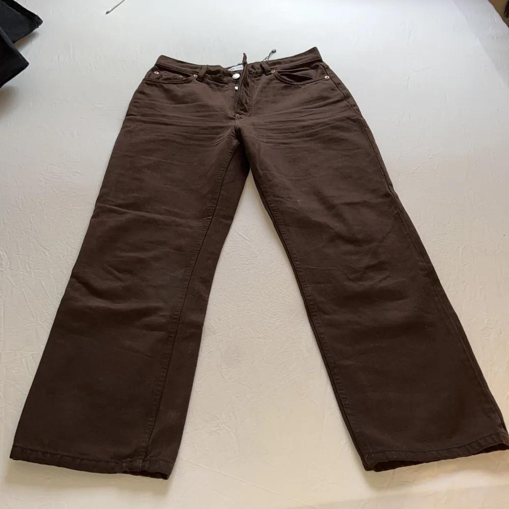 Mörkbruna byxor / jeans från Zara! Knappt använda. Högmidjade! Inga bud, säljer till första som matchar pris! ❤️❤️. Jeans & Byxor.