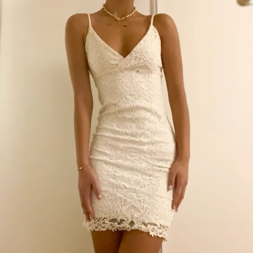 Suuuper fin vit klänning som tyvärr inte kommit till användning, helt oanvänd med lappen kvar!😊🤍 (går ej att köpa längre då den köptes för ett bra tag sedan). Klänningar.