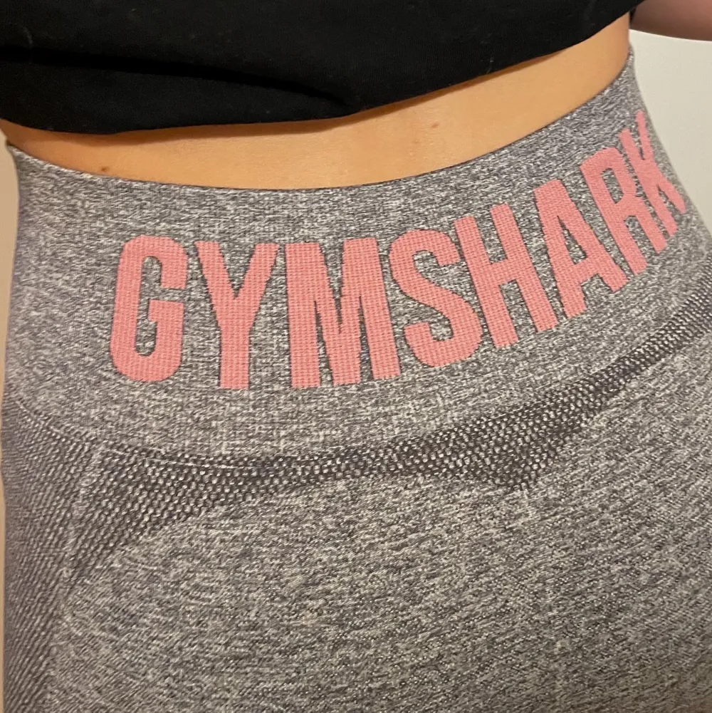 Ett par gråa gymshark tights med rosa detaljer💕  funkar både till gym och löpning🤍 . Övrigt.