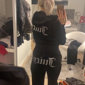 JUICY COUTURE  - Splitter nytt juicy couture sett i storleken M, men passar S. Säljer då jag vill ha ett juicy sett med fickorna. Prislapparna sitter kvar och detta sett är endast provad 1 gång.