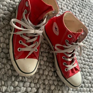Röda converse storlek 36,5 - Röda converse i fint skick, säljer pga fel storlek. 