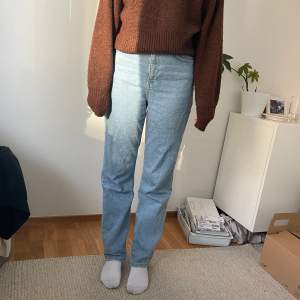 Raka jeans från NA-KD i storlek 36🌸 köparen står för frakt❤️