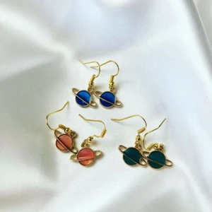Planet örhängen  - Egengjorda planet örhängen i mörkblå, grön, peach/orange,rosa :) dm:a vid intresse! Frakt tillkommer på 12 kr <3