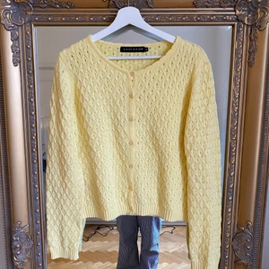 Gul stickad kofta - Gul stickad kofta i storlek M. 75kr