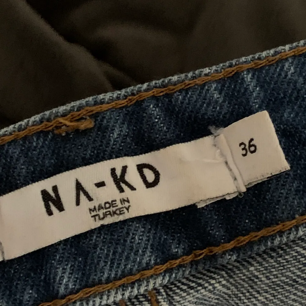 Jeans från NAKD i mörkblå färg. Knappt använda, lite uttöjda.. Jeans & Byxor.