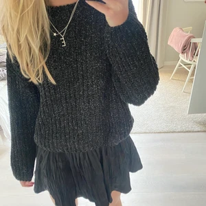 Svart glittrig tröja - En svart glittrig, stickad tröja som jag köpte på forever 21 för några år sedan. Tröjan är som ny då den inte riktigt kommit till användning. Den sticks lite men funkar bra om du har någon topp under. Bud på 150 kr.