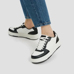 Helt nya sneakers (38) - Helt nya, aldrig använd. Säljer för 150kr! Köper står för frakt :)