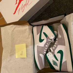 Jordan 1s - Hej! Jag säljer nu mina Jordan 1s grey green som är helt oanvända och helt nya! Skorna är i storlek 40,5 men passar 39-40,5 skulle jag säga. Det går självklart att få fler bilder om man vill de! Betalningen sker via swish.