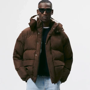 Zara jacka storlek S - Extremt skön och snygg dunjacka från Zara i nyskick som är slut i lager. Använd endast fåtal gånger. Säljer denna jacka nu pga den är lite för stor för mig. Passar perfekt nu när det är lite kyligare ute. Ärmarna och luvan går att ta av så att man kan göra det till en väst om man vill det. Köptes för några månader sen för nypris 800kr.  Tveka inte på att höra av er om ni vill ha egna tagna bilder eller har något annan fråga. Köparen betalar för frakt. 