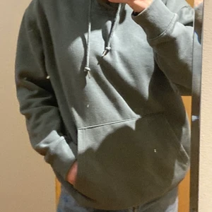 💚Grön Jack&Jones Hoodie💚 - säljer då den inte kommer till användning! är grönarr irl men svårt att se på bild tyvärr! väldigt bekväm och snygg passform! passar till allt❤️‍🔥 