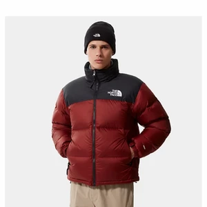 Nuptse jacka strl M - Kan skicka bilder i privat chatt :) ! Säljer en Nuptse jacka i röd färg stel M från THE NORTH FACE. Köpt denna vintern, använd få tal gånger (litet slarv me att vi tappade bort price taggen så vi kunde ej returnera den men kvitto finns! Köpt på jhonells hemsida.)  Köpt för 3099 säljer för 2800kr vid snabb affär kan vi diskutera priset :) 