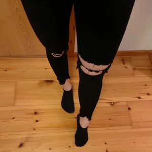 Jeans från FashionNova - Svarta jeans från FashionNova i strl 5 (36/38). Lite kortare i längden och slitningar framtill och nere vid anklarna. 200:- 🤍