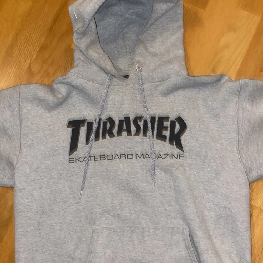 Thrasher hoodie i storlek M, nypris: 1000 Använd fåtal gånger, skick: 9.5/10. Hoodies.
