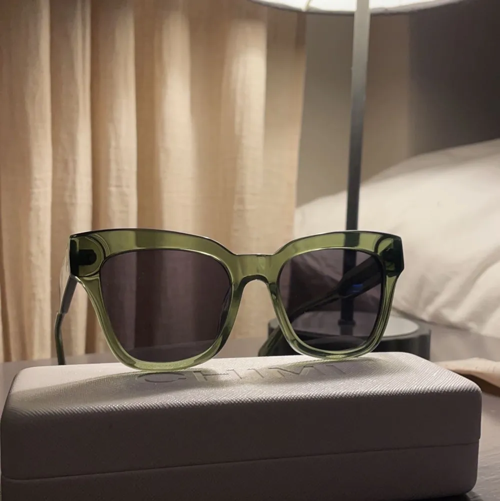 Säljer nu mina skitsnygga chimi solglasögon då jag har köpt ett par andra. Endast använda ett fåtal gånger så dom är i mycket bra skick! Köpta för 1100kr. Modell: Kiwi #005 Black💚🖤 Köparen står för frakt (endast frakt). Accessoarer.