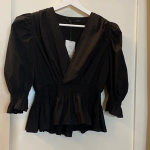 Xs - En helt oanvän jätte fin svart blus den var dock lite för stor men har inte kvittot kvar där av har jag inte kunnat lämna tillbaka den, prislapp är kvar som ni kan se på de två första bilderna! 300kr inklusive frakt, frakt kostnaden får man stå för själv! Har ni andra frågor eller vill ha fler bilder är det bara att skriva.