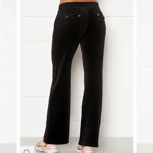 Juicy couture byxor - Fint skick, använda fåtal gånger, har även en kofta jag säljer.skriv för mer information eller bilder.💕