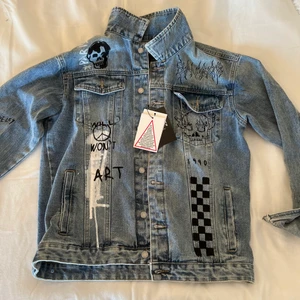 Jeans jacka  - Ursnygg jeans jacka ifrån boohoo med massa snygga tryck på aldrig använd. Den är i storlek L men jag hade en tanke av att klippa av den så att den blir kortare i modellen men det blev aldrig av. Men snygg att ha oversize med över en svart liten klänning 👗 