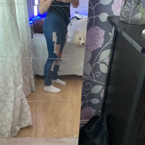 Mörkblåa håliga jeans  - Mörkblåa jeans från H&M storlek 36 men är större i storleken långa i benen för folk är korta, bilden är tagen på en tjej som är 1,55 