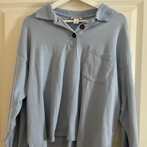 Tröja  - En blå mjuk tröja ifrån monki, väldigt bra skick och väldigt skön. storlek m💝