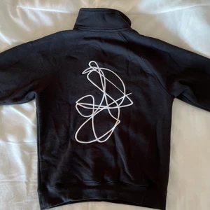 Junkyard  - Min favorit tröja säljer jag nu eftersom jag har dubbletter av den. Det är den perfekta svarts tröjan med en zipp dragkedja. Har ett coolt tryck på baksidan. Köpte den för 900 kr 