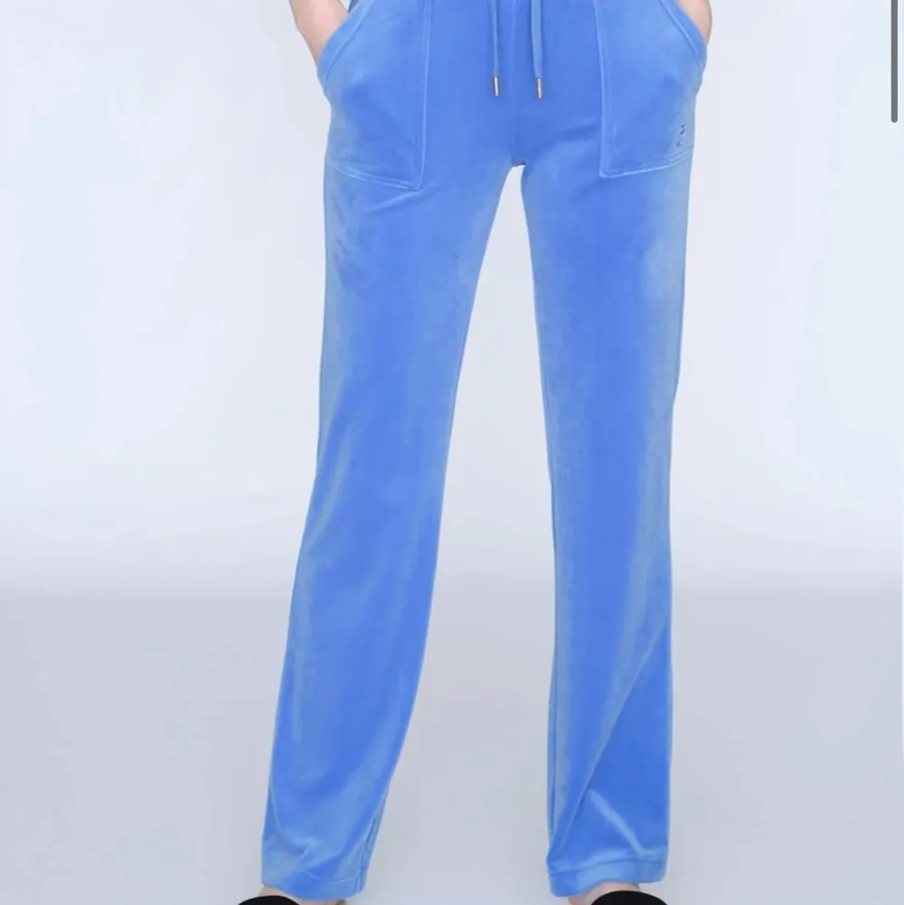 Ett par skit snygga blåa juicy byxor som knappt är använda dom är i storlek M men passar som S. Jeans & Byxor.