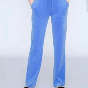 Juicy couture byxor  - Ett par skit snygga blåa juicy byxor som knappt är använda dom är i storlek M men passar som S