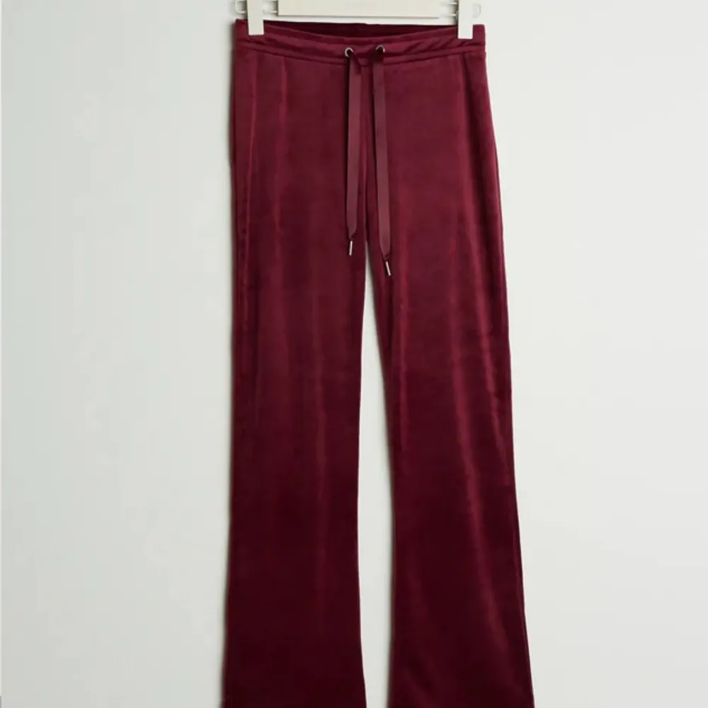 Säljer dessa byxor från Gina i storlek S för 130kr + frakt. Inte använd alls, som ny och i god skick. För fler bilder på detaljer eller frågor, hör av dig gärna ☺️. Jeans & Byxor.