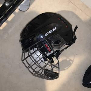 Ccm hockey hjälm tacks (710 combo L), handskar.  CCM tröja storlek S (oanvänd) och CCM byxor termos storlek S (oanvänd) 