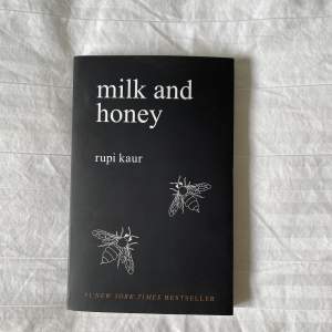 Säljer Milk and Honey av Rupi Kaur. En samling dikter om kärlek, svek och livet i allmänhet. 20kr för boken och 99kr för frakten. Vid köp av flera böcker kan pris diskuteras då böckerna kan skickas tillsammans ✨ Kan även packa för billigare frakt, meddela mig för mer information. 