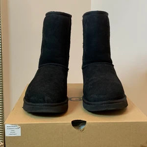 UGG Classic short II Black st. US7/EU38 - UGG Classic Short II waterresistant. Storlek US 7/ EU 38, använd några gånger men i väldigt fint skick! Köpta för 2399kr säljer för 1500kr. 