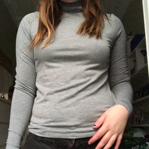 Grå polotröja  - Superfin grå polotröja! Använd kanske 1 gång. Har jättefin passform. Köparen står för frakten men möter annars upp på söder eller tc :) 🌟