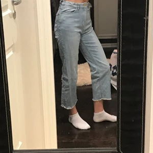 Lindex jeans  - Ljusblåa jeans från Lindex Detroit Denim. Snygg model med lätt fransade benslut. Så snyggt på vår och sommaren. St 152. Jeansen har ställbara resorband i midjan för bästa passform. De är lätt utsvängda. Sitter tajt runt midja och rumpa. 