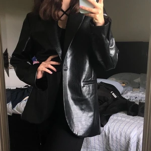 kavaj - Skitsnygg kavaj från Weekday! Fick den i julklapp men aldrig använd då jag redan har en liknande sedan innan. Köpt för 800kr (sista bilden). Första bilden är lånad, men det är en likadan kavaj som jag säljer🖤(Är du intresserad? Ett snabbt köp uppskattas då jag efter ett tag donerar kläderna till secondhandbutiker)