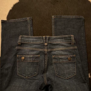Lågmidjade blåa jeans - Säljer pga att dom är en stl för små för mig då jag brukar ha trl 38. Personligen älskar jag tvättningen men framförallt fickorna på dessa jeansen!! Det är som sagt stl 36 och sitter tight på mig men sitter inte lika slim på någon med rätt storlek:)) Benens innersöm är 80cm och är något för korta på mig som är 177cm, raka i modellen💚 Skriv för fler bilder och frågor:) Köparen står för frakten 