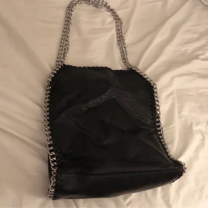 Tiamo väska  - En superfin tiamo väska i mycket fint skick som inte längre kommer till användning, lite liknande Stella McCartney väskorna!🤍skriv för fler bilder!