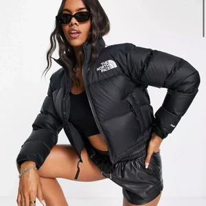 North face jacka - Säljer denna skit snygga north face jackan! Jätte bra skick, köpt förra året. Har inte fått så mycket användning av den därav jag väljer att sälja den. Storlek M, men passar S och L lika bra. Frakt ingår ej! Skriv för fler bilder! 💕