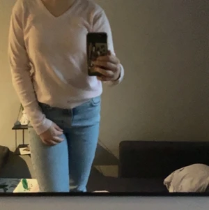 Rosa gant tröja strl. 146-152 (barn) - Jag säljer denna sjukt snygga rosa gant tröjan som passar 11-12 åringar. Tröjan har långa armar och har inte används särskilt mycket. Den är ganska tunn och är tajt i armarna.