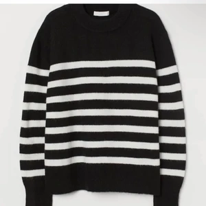 Randig tröja - Randig tröja från hm, använd fåtal ggr så i fint skick! Skriv för hur den sitter på❤️