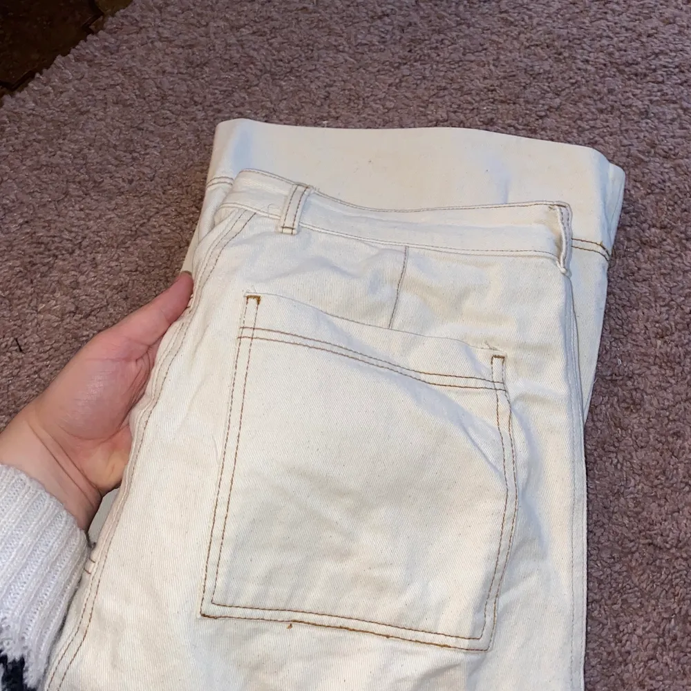 Säljer dessa coola byxorna från monki!  STRL: midja 44CM, Använda med bra skick, säljer då de inte riktigt passar mig längre. Hade tyvärr ingen bättre bild än första😛 frakt tillkommer. Jeans & Byxor.