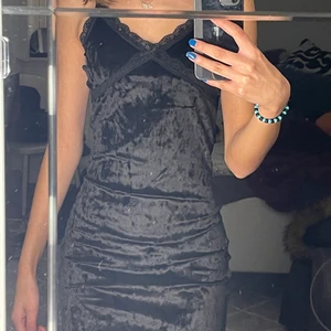 Klänning - En mjuk och skön klänning som är helt oanvänd! Säljer då den inte är min stil men den är köpt för två veckor sedan❤️ 