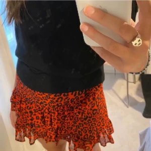 Röd kjol  - Så fin mönstrad kjol som är omlott. Så fin till en stickad tröja över😊 Storlek S, hör av dig vid eventuella frågor!