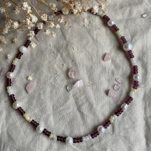 Pärlhalsband  - Pärlhalsband med lila pärlor och vita pärlor med silver färgat lås ! Frakt tillkommer 14kr halsbandet är 35cm