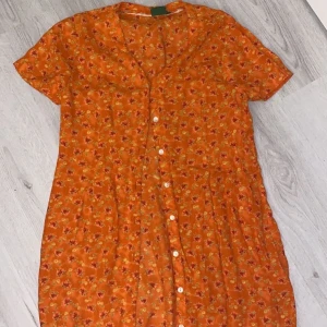 orange klänning <3 - jättefin klänning som tyvärr är för lång för mig (skriv för fler bilder + info)