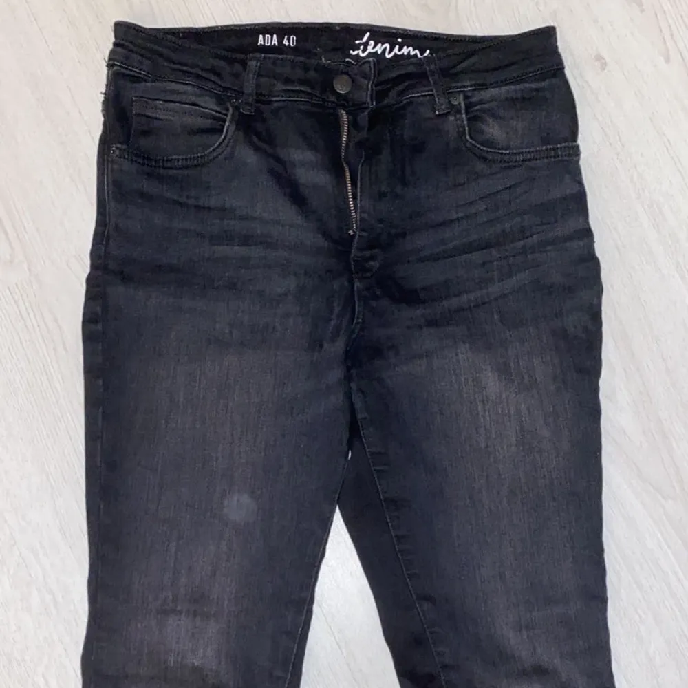 jättesköna svarta jeans 💌 (det är inte en fläck på låret utan lite damm som kom i vägen lol) (frakten kan variera). Jeans & Byxor.