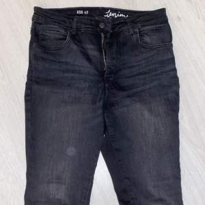 jättesköna svarta jeans 💌 (det är inte en fläck på låret utan lite damm som kom i vägen lol) (frakten kan variera)