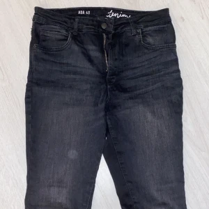 jeans 🖤 - jättesköna svarta jeans 💌 (det är inte en fläck på låret utan lite damm som kom i vägen lol) (frakten kan variera)