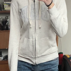 GAP luvtröja - GAP luvtröja med fluff inuti. Knappt använd och därför i mycket bra skick 