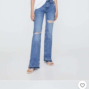 Pull and bear jeans - Trendiga jeans från pull and bear som jag klippt bort ena bakfickan på cool detalj, dragkedjan är lite paj och lite slitna därutav så billiga❤️